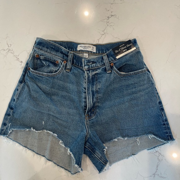 Abercrombie & Fitch Pants - Abercrombie & Fitch High Rise The 4” Mom Short